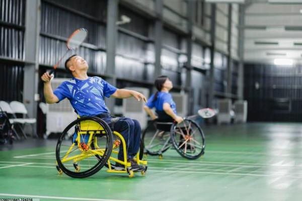 五人体育比赛如何进行合理分组？